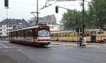 Der Rheinbahn-GT8S 3050 fährt Anfang der 1980er Jahre auf der Kasernenstraße in Richtung Kirchplatz, gegenüber wartet der GT6 2505 an der Endhaltestelle Wilhelm-Marx-Haus auf