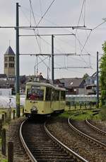 Wenn auch anders ausgeschildert, verlässt der KSW-Tw 14 mit dem passenden Bw 332 Düsseldorf-Hamm in Richtung Hauptbahnhof (09.06.2019)