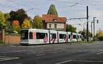 Auf dem Weg von Gerresheim Krankenhaus nach Neuss verlässt der Rheinbahn-GT10 2010 am 14.10.2019 die Haltstelle Auf der Haardt/LVR-Klinikum