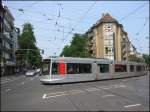 Hier sieht man eine Niederflur-Straßenbahn der Linie 707 in Richtung Universität, die gerade die Haltestelle Morsestraße verlassen hat und nun die Corneliusstraße quert. Diese Aufnahme stammt vom 25.07.2006.