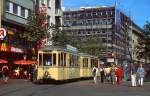 Der Tw 267 der Rheinbahn, der im Sommer 2001 auf der Bolkerstraße unterwegs ist, gehört zu einer Serie von 50 Triebwagen, die 1937 geliefert wurden und bis in die 1970er Jahre in Dienst standen. Wegen ihres gegenüber ihren Vorgängern niedrigeren Einstiegs wurden sie auch als  Niederflurwagen  bezeichnet.