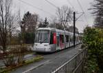 Ein Triebwagenzug der Linie 712 kommt aus Ratingen an der Reichswald-Allee heran gefahren. 14.1.2016