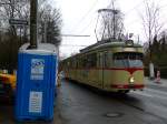 Straßenbahnhaltestelle mit Toilette? Eine Baustelle macht's möglich. Aus dem Düwag-Achtachser 2663 will natürlich niemand aussteigen - die historischen Straßenbahnen waren meist voll besetzt. 20.2.2016, nahe Auf der Hardt, Rheinische Kliniken