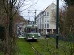 Tarnfarben: Der in seine Ursprungslackierung zurückversetzte Großraumtriebwagen Tw 114, Baujahr 1954, am Wallgraben. 20.2.2016