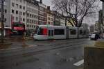 Ein Triebwagen der Linie 712 schlängelt sich hier am Valentinstag durch Düsseldorfs Innenstadt Am Wehrhahn entlang in Richtung Grafenberger Allee.