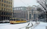 Die Rheinbahn Düsseldorf im Winter: Mitte der 1980er Jahre erreicht der GT8 2454 aus der Elberfelder Straße kommend den verschneiten Jan-Wellem-Platz