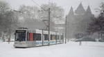 Die Rheinbahn Düsseldorf im Winter: Am 24.12.2010 kommt der NF8 2202 an der Haltestelle Stadthalle Neuss an, im Hintergrund das Obertor.