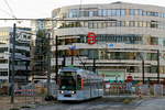 Heute vor einem Jahr, am 20.02.2016, verkehrten letztmals Straßenbahnen auf der innerstädtischen Strecke vom Bilker S-Bahnhof zum Wehrhahn, seitdem geht dies nur noch unter der Oberfläche. Anlass für einen Blick zurück: Vor der Kulisse des vom Architekten Daniel Libeskind entworfenen Kö-Bogens I fährt NF8 2109 am 28.11.2015 in Richtung Schadowstraße. Mit dem Kö-Bogen wurde der frühere bedeutende Straßenbahnknotenpunkt am Jan-Wellem-Platz völlig überbaut.