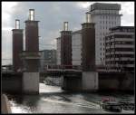 Keine gewöhnliche Brücke -     Ein GT10 NC-DU der Linie 901 fährt über die Schwanentorbrücke in Duisburg.