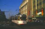 Frohes Fest! Diese Botschaft liess sich vor exakt 25 Jahren neben dem Duisburger Tw 1019 in der Königstraße fotografieren. 24.12.1986.