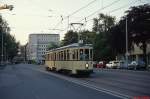 An einem Sommerabend 1991 ist der 1926 von Harkort gebaute Museums-Tw 177 auf der Düsseldorfer Strasse in Duisburg unterwegs.