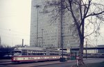 An der Fernbahnhaltestelle auf dem Düsseldorfer Jan-Wellem-Platz steht ein Achtachser der Duisburger Verkehrs-AG zur Abfahrt nach Duisburg bereit (um 1972), im Hintergrund das Thyssen-Hochhaus (Aufnahme mit einer Rollei 35-Kleinbildkamera)