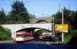 Gleich mehrere Eisenbahnbrücken unterquert der Tw 1048 der DVG im Sommer 1991 auf seinem Weg nach Hüttenheim, ein Jahr später wurde diese Strecke im Zusammenhang mit der Aufnahme des