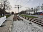Gleisbauarbeiten mit Austausch der gesamten Gleise und Weichen am 01.04.2021 an der Endhaltestelle Europaplatz im Norden von Erfurt. Von einem Überweg aus fotografiert.