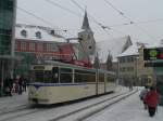 Historische Straenbahn auf Stadtrundfahrt hier bei der Vorbeifahrt am Erfurter Anger. 23.2.2013