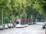 Combino in Erfurt - was früher bis zu drei zusammengekoppelte Tatra-Gelenkwagen schaffen mussten, wird nun mit diesen kurzen Doppel-Combinos abgewickelt.