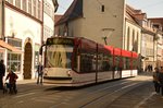 Hier fährt der Combino 652, am 22.04.16, durch die historische Erfurter Innenstadt in Richtung Dom.