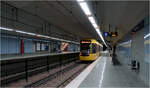 Die Südstrecke der Essener Stadtbahn - 

Die Essener Südstrecke ging 1986 in Betrieb. Der Tunnelstrecke am U-Bahnhof Saalbau (heute Pilharmonie) wurde nach Süden in Richtung Bredeney verlängert, mit einem Abzweig zur Messe/Gruga. Die Strecke zur Messe/Gruga (heute Messe West-Süd / Gruga) wird von der normalspurigen Stadtbahnlinie U11 befahren, während in Richtung Bredeney seit 2023 niederflurige Straßenbahnen auf Meterspur verkehren (vorher M-Wagen mit Hochbahnsteigen). Dafür wurde ein Teil der Hochbahnsteige abgebaut. Allerdings sind dadurch keine Dreifachtraktionen auf der U11 für den Messeverkehr mehr möglich.

Im Bild die Station Martinstraße, an der sich die Strecke verzweigt.

23.08.2023 (M)