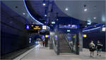 Die unterirdischen Stationen der Essener Tram - 

Am Berliner Platz kreuzt die Ost-West-Strecke die Nord-Süd-Strecke der Essener Stadtbahn. Diese liegt auf der oberen Ebene und wird von den Stadtbahnlinien U11, U17 und U18 bedient.
In dem 1991 eröffneten unteren Bahnhofsteil fahren etliche Tramlinien. Dieser Stationsbereich wurde zwischenzeitlich umgestaltet und ist in blaues Licht getaucht.

21.08.2023 (M)