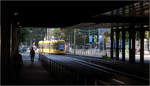 Die Bahnbrücke und die Tram -     Hier hat eine Alstom Flexity M8D-NF4 die Haltestelle Hollerstraße erreicht, nachdem sie die Bahnterführung der Steeler Straße hinter sich gelassen