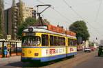 Der Essener Tw 1615 ist auf der damaligen Gemeinschaftslinie 104 in Mühlheim in der Aktienstraße stadteinwärts unterwegs, 25.04.1987. Der Wagen war Prototyp einer geplanten und nie realisierten Modernisierung der Serie, daher sein etwas moderneres Aussehen mit den eckigen Lampen.