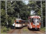 Es geschah am 01.06.1982: Der 12. Zug der Linie 21 zum Westbahnhof mit L-Triebwagen 225 und l-Beiwagen 1216 havarierte in der Kurve zwischen Harthweg und Waldfriedhof Goldstein. Aus ungeklrter Ursache ri der Zug zwei Ausleger der Fahrleitung ab, dadurch wurde der Stromabnehmer ebenfalls teilweise abgerissen, wie deutlich erkennbar ist. Zufllig kam ich an der Stelle vorbei, als es gerade passiert war. Der nun nicht mehr fahrfhige Zug blockierte das Streckengleis, deshalb muten die an der Endstation in Schwanheim stehenden Zge als Falschfahrt auf dem Gegengleis bis zur Wendeschleife am Waldfriedhof fahren. Im Bild rechts tat dies der N-Triebwagen 811, der von dem Fahrer am Heckfahrschalter stehend rckwrts bewegt wurde (eingescanntes Dia).