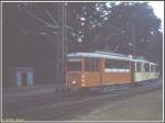 Aus dem Archiv: Arbeitswagen 2007 der Bauart K rangierte am 01.06.1982 den K-Triebwagen 104 mit dem k-Beiwagen 1725 an der Endhaltestelle Rheinlandstrae in Schwanheim zwischen den beiden Hallen des