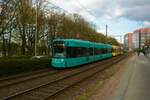 VGF Bombardier Flexity Classic S-Wagen 210+2xx am 10.04.22 in Frankfurt als Stadionverkehr auf der Linie 20