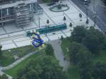Straenbahnwagen der VGF vor der Europischen Zentralbank (Haltestelle Willy-Brandt-Platz) aus der Vogelperspektive (fotografiert von der Aussichtsplattform des Maintowers aus 200m Hhe)