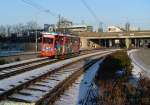 Als der Ebbelwei-Express am 10.01.2009 mit dem K-Triebwagen 106 (Baujahr 1954) gerade die Haltestelle Niederrad Bahnhof in Fahrtrichtung Schwanheim verlassen hatte, beleuchtete die Wintersonne den