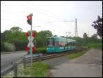 Vor dem Bahnbergang zwischen den Haltestellen Kiesschneise und Brostadt Niederrad befand sich der S-Triebwagen 232 am 14.05.2006  als 7.