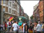 Fuball-WM-Nachlese Teil 2: Nach dem Sieg der deutschen Nationalmannschaft gegen Schweden am 24.06.2006 hatten die Straenbahnen an der Haltestelle Rmer/Paulskirche groe Mhe, die Fahrt durch den