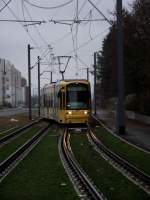 VGF S-Wagen erreicht die Endhaltestelle Preungesheim  der Linie 18 am 12.12.11