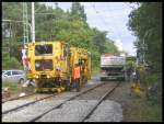 Am 20.08.2006 stand die Gleisstopfmaschine hinter dem Bahnbergang zwischen den Haltestellen Kiesschneise und Waldau bereit, die Arbeit an dem erneuerten Gleisabschnitt aufzunehmen, der deutlich