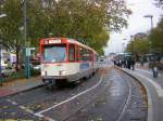 Ausnahmsweise gab sich am 13.11.2006 mal wieder ein Pt-Triebwagen auf der Linie 15 die Ehre, der 9. Zug war mit Triebwagen 665 bestckt, hier an der Haltestelle Stresemannallee / Gartenstrae in Fahrtrichtung Niederrad Haardtwaldplatz aufgenommen.