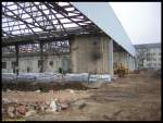 Das ehemalige Straenbahndepot Sachsenhausen bot dem Fotografen am 28.12.2006 diesen Anblick, aufgenommen durch eine Masche im davor stehenden Bauzaun.