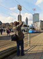 . Vorsicht Bahnfotograf - Am Hauptbahnhof von Frankfurt am Main werden am 28.02.2015 die vorbeifahrenden Straenbahnen von einigen Bahnfotografen bildlich festgehalten. (Jeanny)