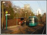 Als der S-Triebwagen 263 auf dem 10. Zug der Linie 12 nach Schwanheim am 11.03.2007 im Licht der Abendsonne an der Haltstelle Kiesschneise einfuhr, stand nur ein Fahrgast am Bahnsteig.