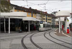 Streckendokumentation zweite Nord-Süd-Strecke in Freiburg - 

1983 wurde die erste neue Straßenbahnstrecke in Freiburg eröffnet. Seither wurde zahlreiche weitere Strecken eröffnet. Als letztes die zweite Nord-Südstrecke vom Europaplatz über den Friedrich- und Rotteckring, die Werthmann- und Kronenstraße bis zur Basler Straße, wo sie an die 2004 eröffneten Strecke nach Haslach anschließt. Die 2,4 km lange, am 16.03.2019 eröffnete Strecke hat 5 Haltestellen und wird von der Linie 5 Europaplatz - Haslach - Rieselfeld befahren. Die Linie 5 ist damit derzeit die einzige Linie in Freiburg die nicht den Hauptbahnhof anfährt.

Im Bild die nördliche Endhaltestelle Europaplatz. Hier ist die Neubaustrecke über ein Gleisdreieck an die alte Nord-Süd-Strecke anschließt. Linienmäßig wird dies Gleisdreieck nicht befahren. 

07.10.2019 (M)