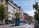 Bunte Bahn -    Eine Combino-Straßenbahn an der Haltestelle Hauptstraße in Freiburg-Herdern.