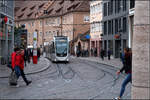 Am Bertoldsbrunnen -    Freiburger Urbos-Tram der Linie 1 in Fahrtrichtung Littenweiler am Bertoldsbrunnen.