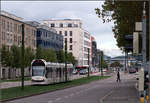 Durch die Berliner Allee in Freiburg -    Blick nach Norden auf die Neubaustrecke der Freiburger Linie 4 in Richtung Messe.