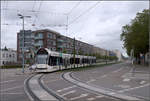 Von der Berliner Allee in die Breisacher Straße in Freiburg -

Auf dem Weg in Richtung Innenstadt biegt diese Combino-Straßenbahn von der Berliner Allee in die Breisacher Straße ein. 

07.10.2019 (M)