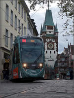 Abbiegen am Bertoldsbrunnen -

Eine Urbos-Tram auf der Linie 3 in Freiburg biegt von der Kaiser-Joseph-Straße in die Bertoldstraße ein. Im kurzen Abstand folgt eine Straßenbahn der Linie 2.

07.10.2019 (M)