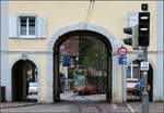 Durch das Tor in Freiburg-Günterstal -    Bei dem durchfahrenen Gebäude handelt es sich um das Torhaus des ehemaligen Klosters in Günterstal.