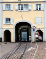 Durch das Tor in Freiburg-Günterstal -    GT8Z aus Freiburg kommend während der Tordurchfahrt.