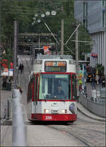 Über den Hauptbahnhof hinweg in den Freiburger Westen -

Ein GT8Z-Straßenbahn auf der Rampe zur Stühlinger Brücke.

18.09.2010 (M)