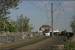 Über den Hauptbahnhof hinweg in den Freiburger Westen -

Die Combino-Tram wird gleich die Rampe hinabrollen in Richtung Stühlinger.

11.05.2006 (M)
