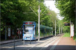 Mit der Straßenbahn nach Freiburg-Landwasser -

Die Haltestelle Moosgrund liegt abseits der Bebauung im Wald und erschließt den südlichen Bereich der Trabantenstadt Landwasser und einen westlichen Bereich von Mooswald. Ganz so idyllisch wie es auf dem Bild aussieht ist es hier nicht, durchschneidet auf der Ostseite der Straßenbahn die autobahn-ähnliche Paduaallee diesen Waldstreifen.
Damals wurde die Straßenbahn schon auch sehr 'stadtbahnmäßig' trassiert auf großzügiger Trasse, aber doch etwas neben der Bebauung. Vielleicht hätte man heute eher nach einer Trasse innerhalb Landwasser etwa entlang der Auenwaldstraße gesucht, um die Trabantenstadt zentral zu erschließen.

Um Straßenbahn-Triebwagen zu fotografieren eigenen sich die mit einer Absperrung oder einem Zaun zwischen den Gleisen versehenen Haltestellen nicht so sehr.

05.11.2006 (M)
