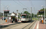 Weiter in Richtung Freiburg-Rieselfeld -    Die Haltestelle 'Krotzinger Straße' mit einer GT8N-Straßenbahn.